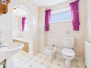 Family bathroom- click for photo gallery